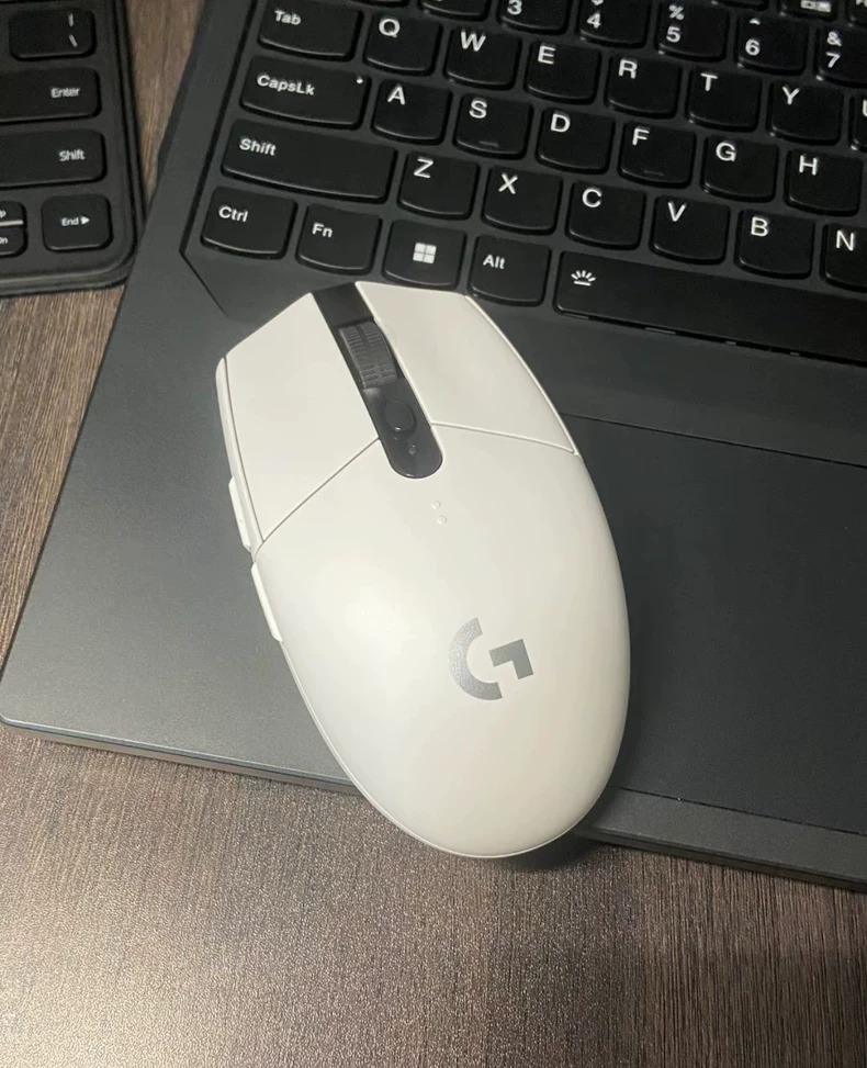 罗技G304无线鼠标适合打游戏、电竞、办公都很适合。  【功能亮点】使用新型传感器，轻质便携用起来跟国行没有区别的，办公作图流畅，热门的游戏轻松驾驭。  海外出